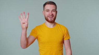 Bayram doğum günü kutlamasına geri sayım, mutlu adam beşten bire doğru sayıyor, kazan.