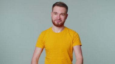 Sakallı adam onaylıyor ya da olumlu cevap veriyor. Reklamlar iyi şeyleri sever.