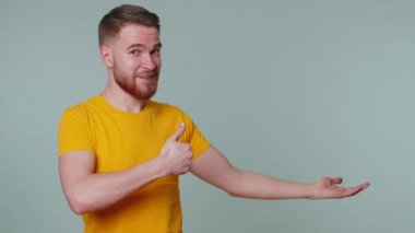 Boş yeri işaret eden adam, ticari metin için reklam alanı, ürün tanıtımı için kopya alanı