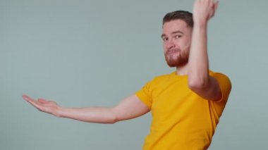 Boş yeri işaret eden adam, ticari metin için reklam alanı, ürün tanıtımı için kopya alanı