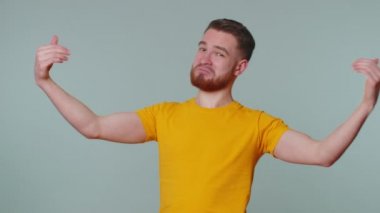 Turist stili bir adam kendini göstermekten gurur duyar, kendine güveni tamdır.