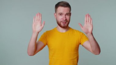 Adamın dediğine göre el ele tutuşmak yasakmış. Dur işareti, bitiş uyarısı, giriş yasakmış.