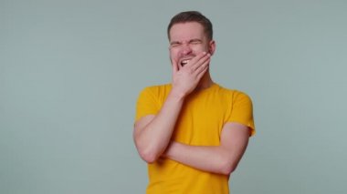 Yorgun, yakışıklı, uykulu adam esniyor, tembellik ediyor uykusuzluktan ağzı açık gezmekten sıkılıyor.