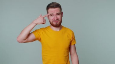 Turist kamerayı gösterip aptalca bir hareket yapıyor ve bir aptalı delice bir plan için suçluyor.