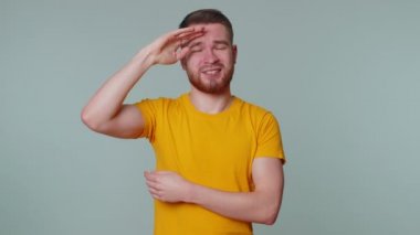 Baş ağrısı problemini tedavi etmek için tapınakları ovuşturan adam. Gerilim, migain, stres, acı.