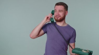 Neşeli turist sekreteri 80 'lerin telli vintage telefonundan konuşuyor.