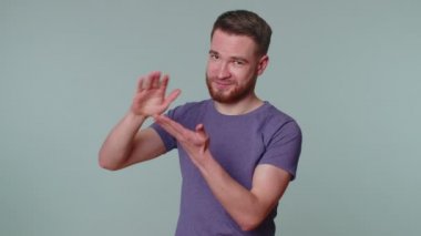 Zengin bir adam para saçıyor ya da harcıyor. El hareketi yapıyor, daha fazla bahşiş alıyor. Büyük kazanç hayali kuruyor.