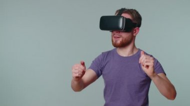 Sanal gerçeklik teknolojisi kullanan adam 3D video oyunu canlandırmak için VR kulaklık kullanıyor.