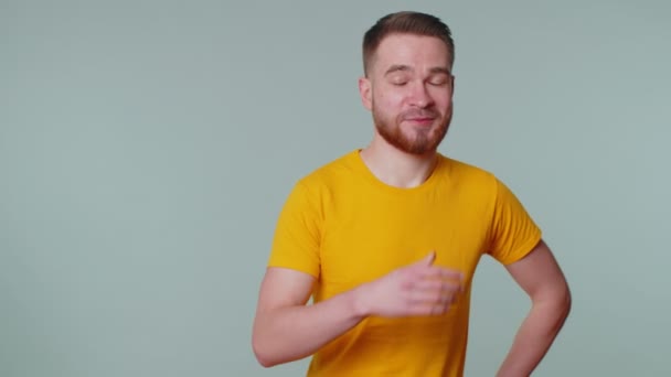 Veselý krásný vousatý dospělý muž módní model v ležérní tričko s úsměvem a při pohledu na kameru — Stock video