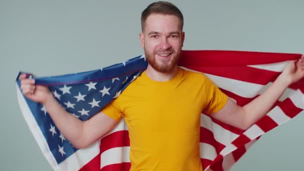 L'uomo sventola, avvolge nella bandiera degli Stati Uniti d'America, celebra, diritti umani, libertà, Giorno dell'indipendenza — Video Stock