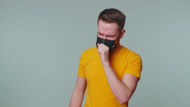 気管支炎喘息アレルギーの咳をする若い男性｜コロナウイルス病 — ストック動画