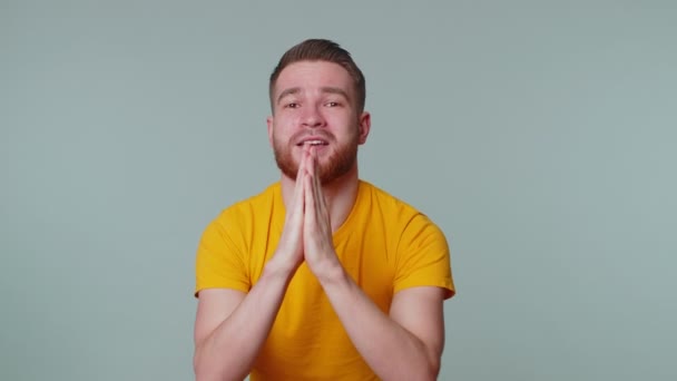 Trendy jonge volwassen man biddend, opwaarts kijkend en wensend, God om hulp vragend, zich verontschuldigend — Stockvideo