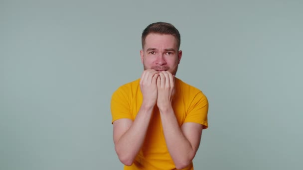 Jonge bange man die spijkers bijt, zich zorgen maakt over ernstige problemen, stress en angst — Stockvideo