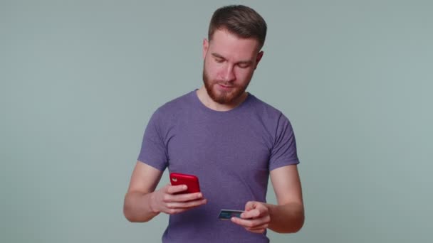 男人在汇钱、上网购物时使用信用卡和智能手机 — 图库视频影像
