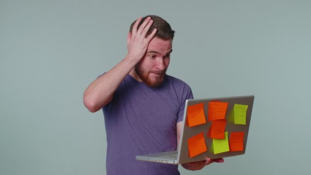 Hombre agotado freelancer con pegatinas pegadas usando ordenador portátil, problema de concentración — Vídeo de stock