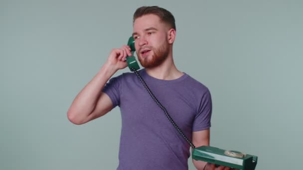 Loco joven sincero hablando en el teléfono por cable de la vendimia de los 80, engañando, haciendo caras graciosas tontas — Vídeos de Stock