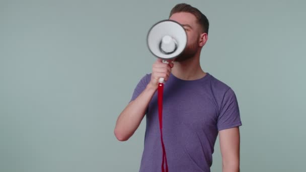 Smilende skægget mand taler med megafon, proklamerer nyheder, højlydt annoncere salg reklame – Stock-video