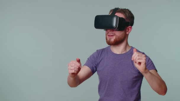 Homem usando tecnologia futurista realidade virtual VR capacete de fone de ouvido para jogar simulação 3D vídeo game — Vídeo de Stock