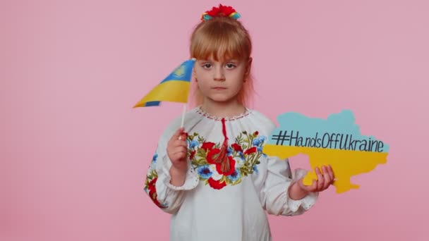 Turbato bambino ragazza ucraina protesta conflitto di guerra solleva iscrizione massaggio Giù le mani Ucraina — Video Stock