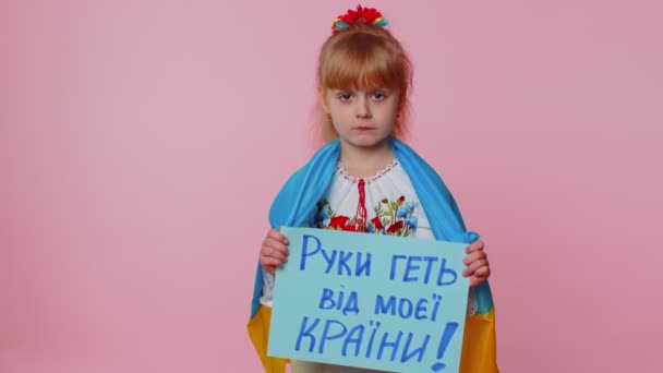 Traducir en ucraniano: Manos fuera de mi país, Niño pequeño con inscripción, Crisis, Stop War — Vídeo de stock