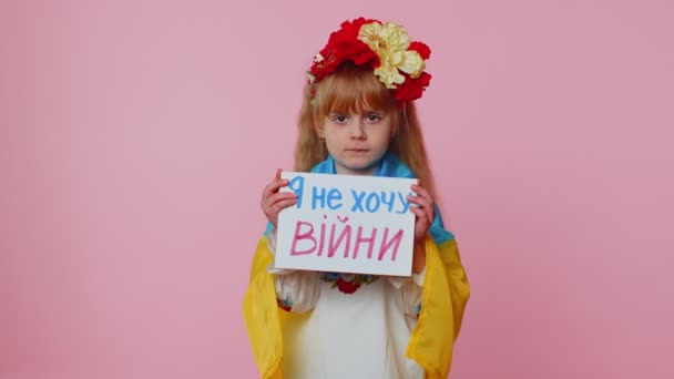 Traducción ucraniana: No quiero una guerra, Niño pequeño con inscripción, Crisis, Stop War, Paz — Vídeo de stock
