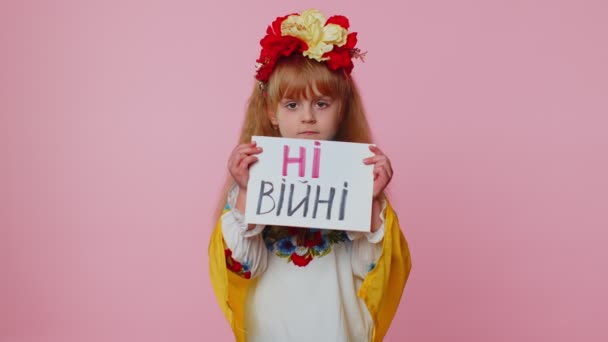 Traducir en ucraniano: Ningún niño de la guerra en el bordado celebración de masajes en protesta por el conflicto de guerra en Ucrania — Vídeo de stock