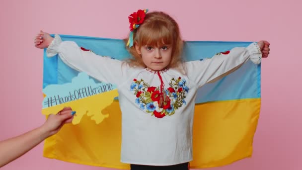 Ideges kisgyerek ukrán lány gyerek hímzés ruha tiltakozó háború konfliktus felveti a nemzeti zászló — Stock videók