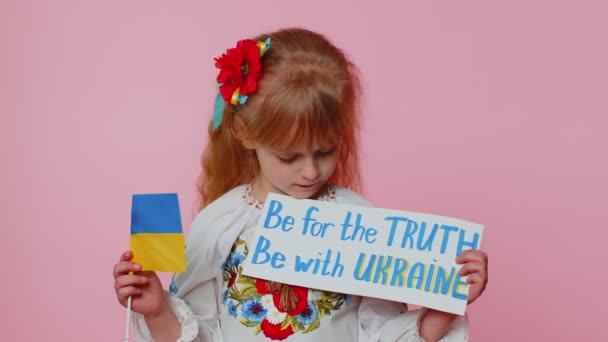 Gadis Ukraina yang marah memprotes konflik perang mengangkat pijat prasasti Hands Off Ukraine — Stok Video