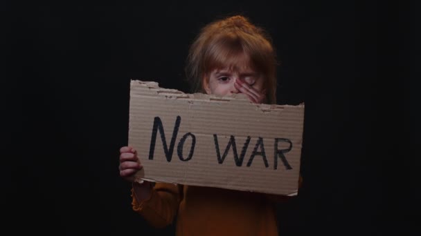 Peur sale visage SDF pauvre fille montrant bannière avec inscription massage en carton Pas de guerre — Video
