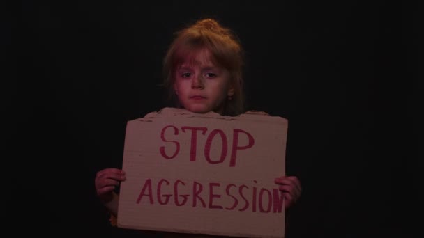 Strach špinavý obličej bezdomovec chudá dívka ukazuje banner s nápisem masáž Stop agrese — Stock video