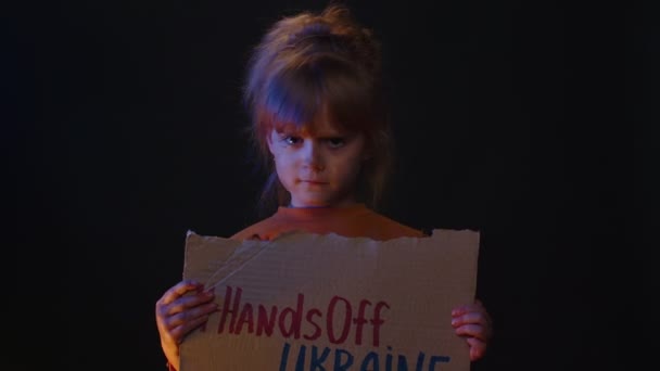 Zdenerwowany bezdomny dziewczyna dzieciak protestujący wojna konflikt podnosi sztandar z napisem Ręce precz od Ukrainy — Wideo stockowe