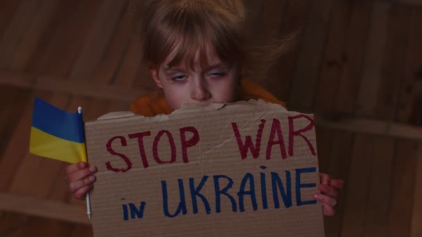 Muchacha ucraniana asustada, masaje de inscripción Stop War In Ukraine ocultándose del ataque de bombardeo en casa — Vídeos de Stock