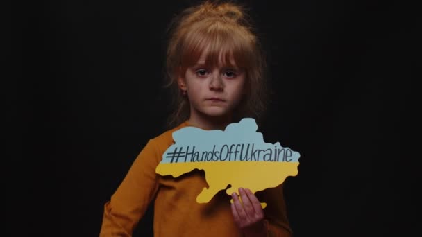 Portrait de jeune fille ukrainienne avec inscription de massage texte sur la carte Hands Off Ukraine, crise, guerre — Video