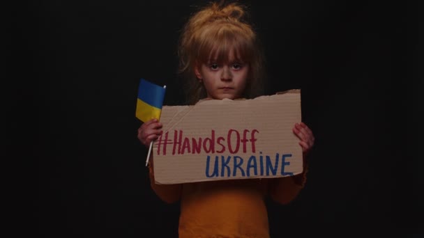 Sconvolto povera ragazza senzatetto protesta conflitto di guerra solleva banner con iscrizione Giù le mani dall'Ucraina — Video Stock