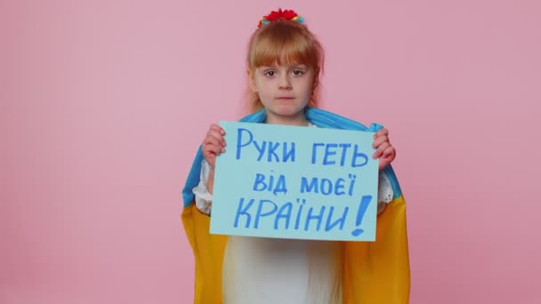 Tradução ucraniana: Hands Off From My Country, Menino segurando inscrição, Crise, Stop War — Vídeo de Stock