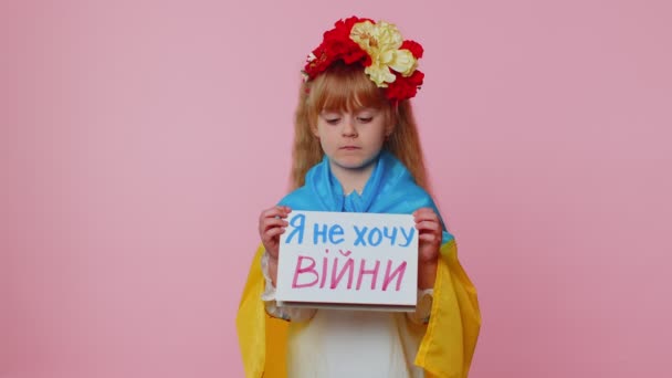 Переклад: Я не хочу війни, Сумна українська дівчина з написом, протест проти агресії — стокове відео