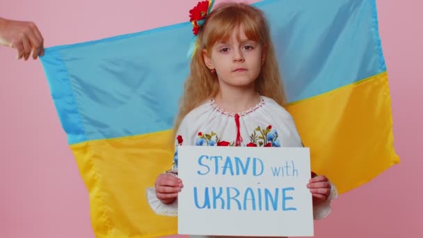 Triste bambino bambino ucraino in ricamo proteste conflitto di guerra solleva striscione con iscrizione — Video Stock