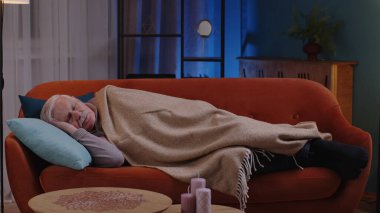 Yaşlı, gülümseyen bir adam büyükbaba evde sessizce uyuyor, sağlıklı ve huzurlu bir şekilde uyuyor.