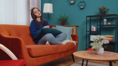 Üzgün genç bir kadın cep telefonu takibi kullanıyor, kaybediyor. Aniden kötü piyango sonuçları şaşırıyor.