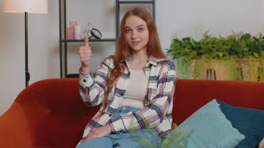 Neşeli pozitiflik başparmaklarını sallayarak, onaylı bir şekilde evde başarılı bir iş çıkardın.