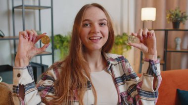 BTC madeni paralarını online olarak izledikten sonra para kazanan kız borsa simsarı.