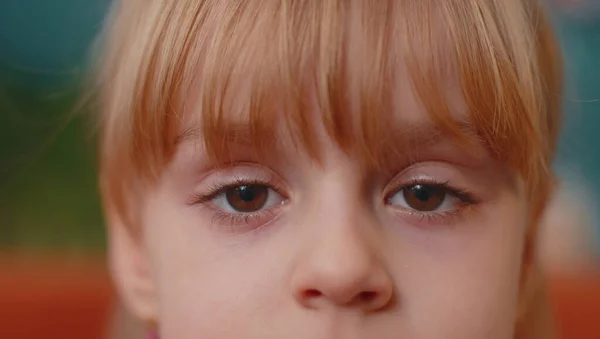 Portret jong kind meisje kind kijken naar camera ogen close-up macro op zoek naar camera, binnen — Stockfoto