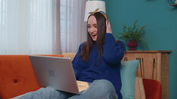Ofisteki genç bir kadın bilgisayarlı bilgisayarı kullanıyor. Daktilo kullanıyor. "Vay canına!" diyor. — Stok fotoğraf