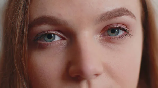 Primer plano macro retrato de la belleza joven hermosa mujer ojos, modelo sonriente mirando a la cámara —  Fotos de Stock