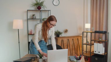 İç işlerinde masa başında duran genç bir kadın kağıt dökümanlarında çalışıyor, verileri analiz ediyor.