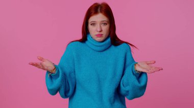 Kafası karışmış güzel bir kız belirsiz bir soru hakkında utanmış, kuşkuları var, hiçbir fikrim yok, bilgisiz.