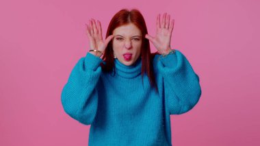 Dilini göstermen, kameraya surat yapman, dalga geçmen, şakalaşman, aptal suratınla dalga geçmen, dalga geçmen komik.