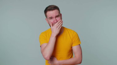 Yorgun, yakışıklı, uykulu adam esniyor, tembellik ediyor uykusuzluktan ağzı açık gezmekten sıkılıyor.