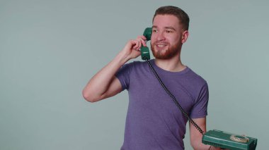 Neşeli turist sekreteri 80 'lerin telli vintage telefonundan konuşuyor.