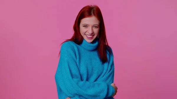 Alegre encantadora adolescente estudiante modelo de moda en suéter azul sonriendo y mirando a la cámara — Foto de Stock